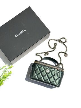 CHANEL Vanity Iridescent Lambskin Quilted Green Small Top Handle Case Bag